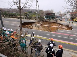 Tragis! Pemotor Tewas Usai Terjatuh ke Sinkhole di Seoul
