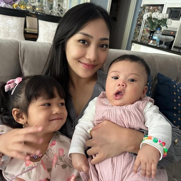 <p>Belum lama ini, Yora membagikan momen Tania bersama dengan sang Bunda serta kakaknya, Lalita Shanumikaila Baghaskara. Tania dan Mikaila pun kompak mengenakan pakaian bernuansa merah muda. (Foto: Instagram: @yorafebrina)</p>