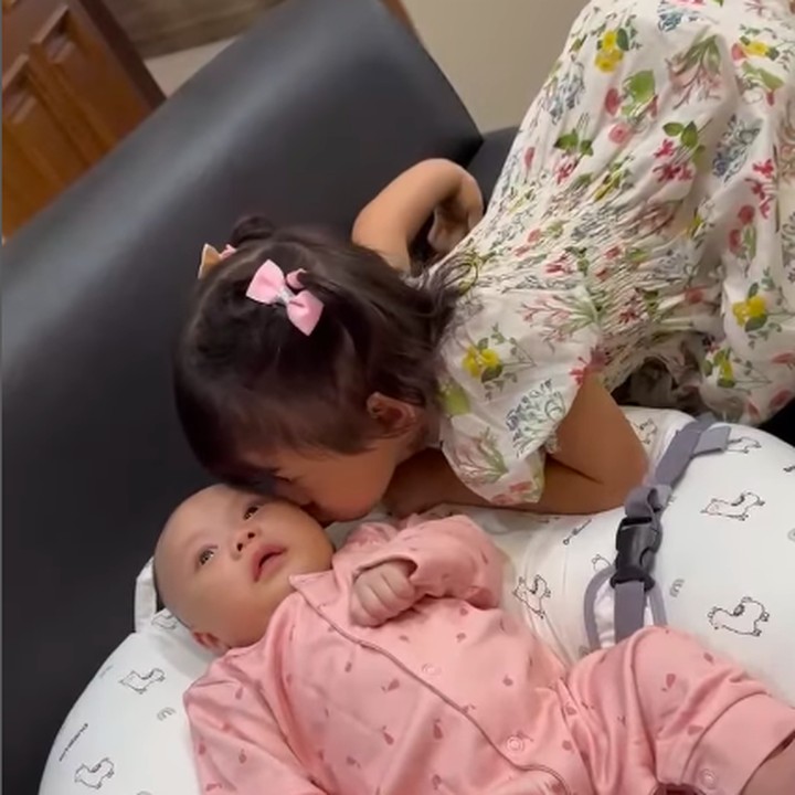 <p>"Ini sudah dua bulan sejak keduanya menjadi sahabat. Selamat dua bulan, Tania!" kata Nona sambil mengunggah video Mikaila mengecup sang adik. (Foto: Instagram: @nonawilly)</p>