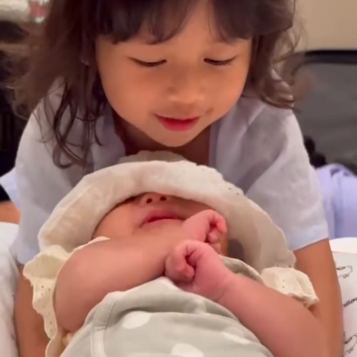 <p>Sebagai seorang kakak, Mikaila pun selalu menjaga Tania dengan penuh cinta. Bahkan, Nona menyebut keduanya sudah menjadi sahabat sejak Tania lahir. (Foto: Instagram: @nonawilly)</p>