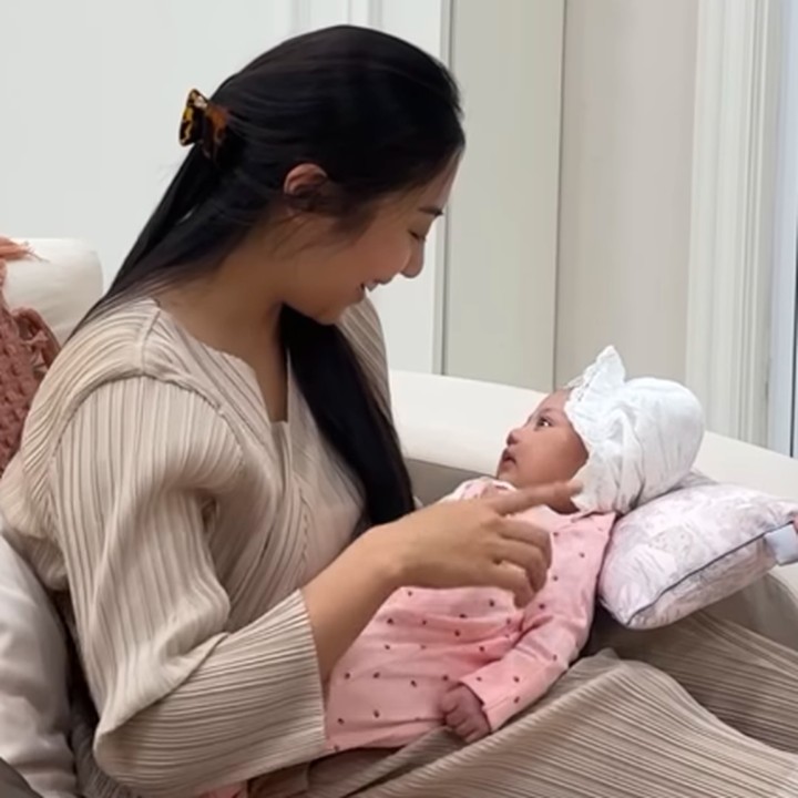 <p>Setelah dilahirkan, Tania langsung menarik perhatian netizen, Bunda. Ia juga selalu menjadi penghibur bagi sang nenek, Yora Febrina. (Foto: Instagram: @nonawilly)</p>