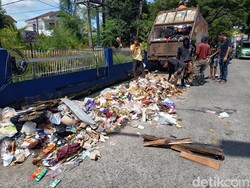 Sampah Numpuk 3 Hari di Jalan Malengkeri Makassar gegara Truk Angkutan Rusak