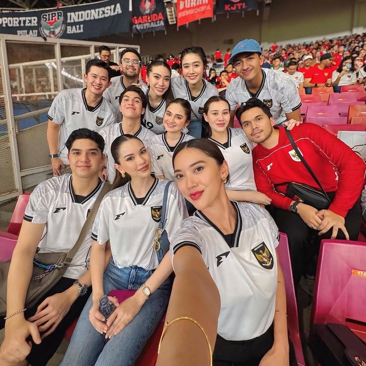 <p>Timnas Indonesia berhasil mencetak skor 1-0 mengalahkan Bahrain dalam laga lanjutan Kualifikasi Piala Dunia 2026 zona Asia round ketiga di Stadion Utama Gelora Bung Karno (GBK) pada Selasa (25/2/2025). Sejumlah artis Tanah Air pun memberikan dukungan dengan menonton secara langsung, seperti Aaliyah Massaid dan Thariq Halilintar yang hadir bersama teman-temannya mulai dari El Rumi, Syifa Hadju, hingga Alyssa Daguise. (Foto: Instagram@thariqhalilintar)</p>