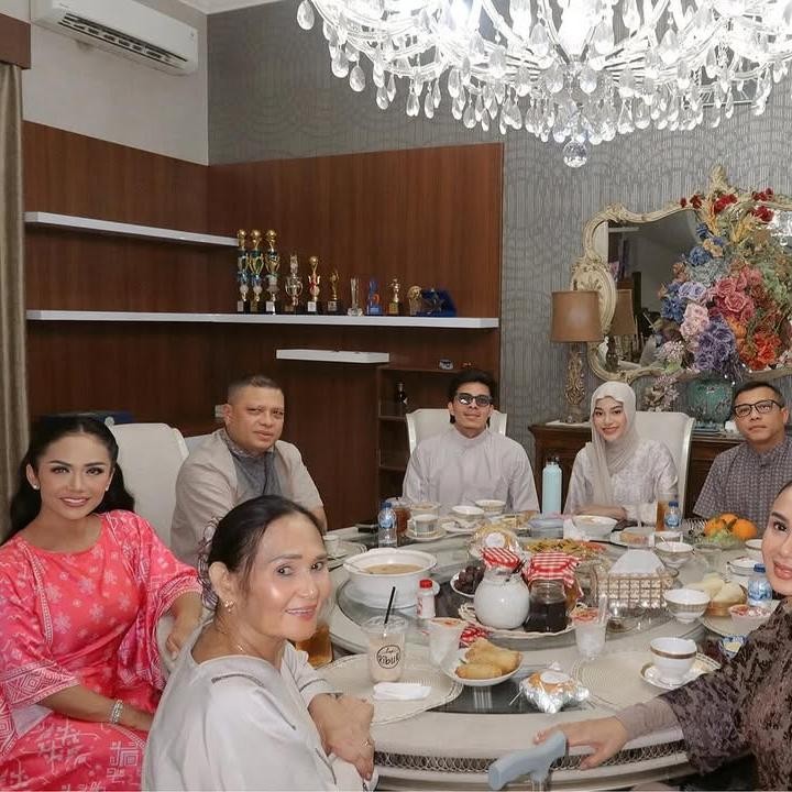 <p>Atta Halilintar tak hanya dikenal sebagai suami Aurel Hermansyah tapi juga menantu yang akrab dengan kedua keluarga besar istrinya. Mulai dari Anang Hermansyah dan Ashanty, hingga Kris Dayanti dan Raul Lemos, semua memiliki hubungan baik dengan Atta. (Foto: Instagram @attahalilintar)</p>