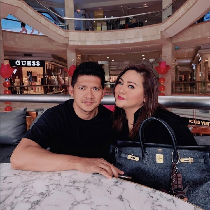 <p>Kehidupan rumah tangga selebriti tampaknya tak pernah lepas dari sorot publik. Salah satu pasangan yang sering kali menarik perhatian adalah Audy Item dan Iko Uwais. Kali ini, mereka kembali memperlihatkan keromantisannya dengan dinner, lho. (Foto: Instagram@audyitem)</p>