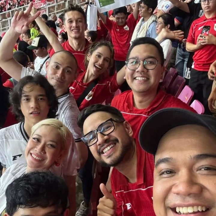 <p>Penyanyi Bunga Citra Lestari (BCL) juga menonton langsung bersama sang suami, Tiko Aryawardhana, dan sang putra, Noah Sinclair. Tidak hanya bertiga, mereka pun duduk berdekatan dengan aktris Cinta Laura, Arya Vasco, Iman Usman, hingga Jovial da Lopez. (Foto: Instagram@itsmebcl)</p>