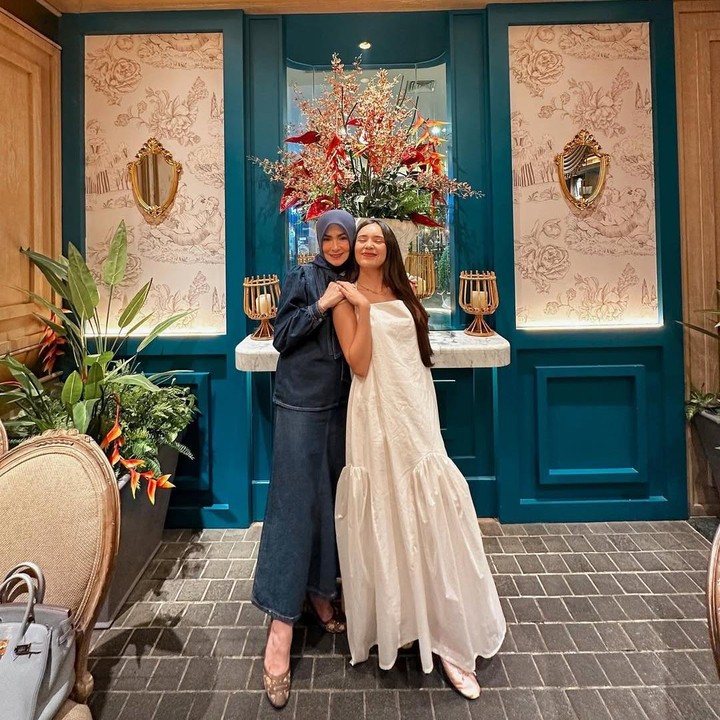 <p>Beby Tsabina belum lama ini merayakan ulang tahun sang Bunda, Eny Marlinda Darmawan, dengan makan malam bersama keluarga. Fotonya dengan sang Bunda berhasil mencuri perhatian netizen, lho. (Foto: Instagram@bebytsabina)</p>