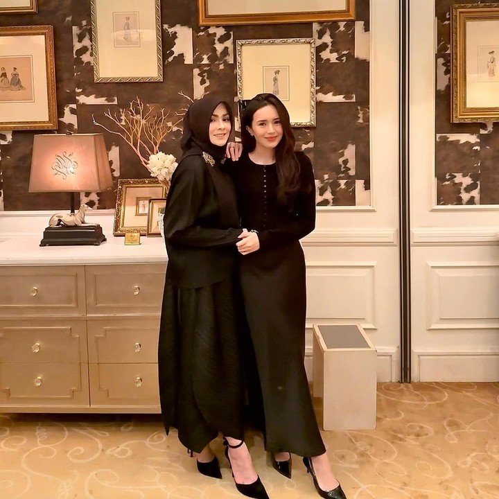 <p>Pada<em> postingan</em> itu, Beby memperlihatkan kedekatannya dengan ibunda. Keduanya tampil kompak mengenakan <em>dress </em>berwarna hitam yang membuat mereka tampak elegan. (Foto: Instagram@bebytsabina)</p>