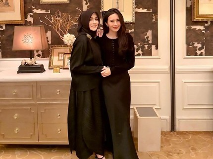 Foto Bareng, Wajah Ibunda Beby Tsabina Curi Perhatian Disebut Sama-sama Cantik