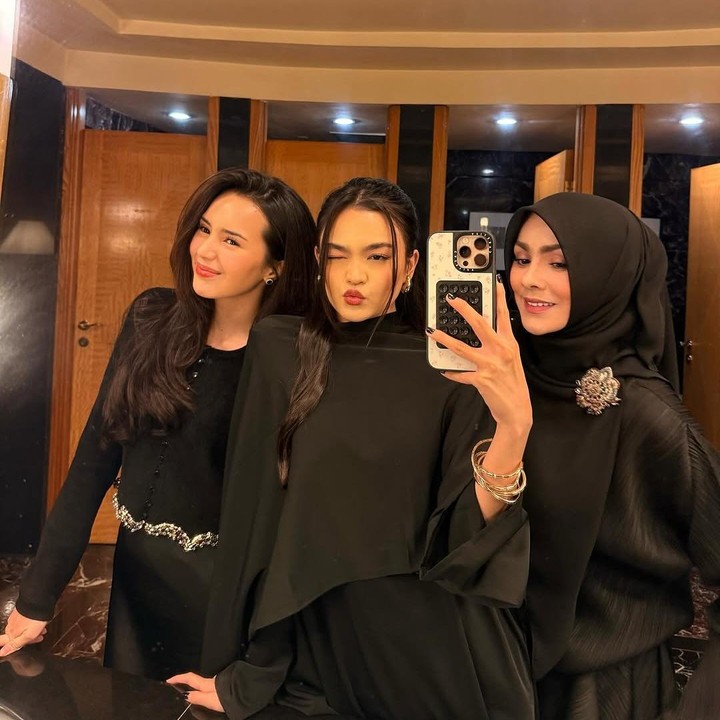 <p>Momen perayaan ulang tahun itu dibagikan langsung oleh Beby melalui beberapa foto yang diunggah di akun Instagram pribadinya. “Selamat ulang tahun Mama sayang,” tulis Beby, dikutip dari laman<em> Instagram@bebytsabina,</em> Rabu (26/3/2025). (Foto: Instagram@bebytsabina)</p>