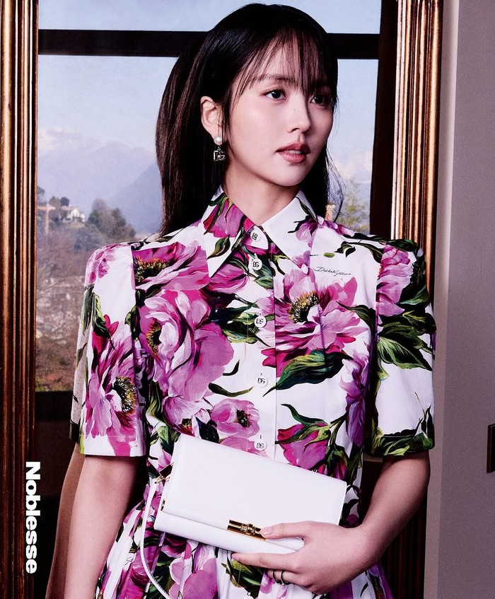 Dalam pemotretan tersebut, Kim So Hyun tampil memesona dalam balutan koleksi pakaian bergaya anggun dan elegan untuk musim semi serta musim panas yang diluncurkan brand fashion mewah Dolce & Gabbana pada tahun 2025 ini./ Foto: instagram.com/wow_kimsohyun