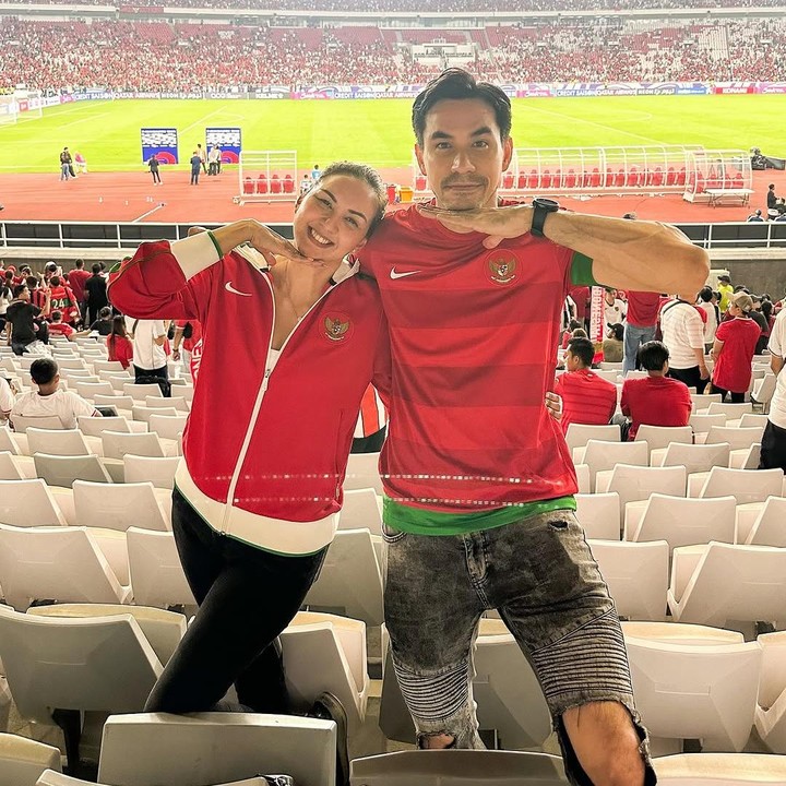<p>Pasangan artis Darius Sinathrya dan Donna Agnesia juga ikut menonton pertandingan secara langsung. “Foto kemenangan!! INDONESIA!!Terima kasih sudah berjuang dan memberikan yang terbaik di lapangan!!” tulis Darius, dikutip dari laman <em>Instagram@darius_sinathrya,</em> Rabu (26/3/2025). (Foto: Instagram@darius_sinathrya)</p>