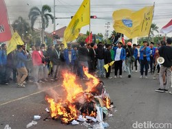 Video: Demo Tolak RUU TNI, Massa Blokir Jalur Pantura Tuban