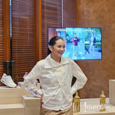 Gaya Styling OOTD Pakai Sneakers ala Enzy Storia yang Ceria dan Penuh Warna