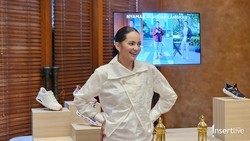 Gaya Styling OOTD Pakai Sneakers ala Enzy Storia yang Ceria dan Penuh Warna