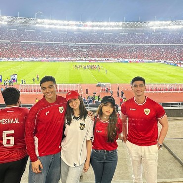Sama-sama Nonton Timnas Bareng Pasangan, Fuji dan Thariq Ketemu di GBK?