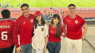 img-title Sama-sama Nonton Timnas Bareng Pasangan, Fuji dan Thariq Ketemu di GBK?