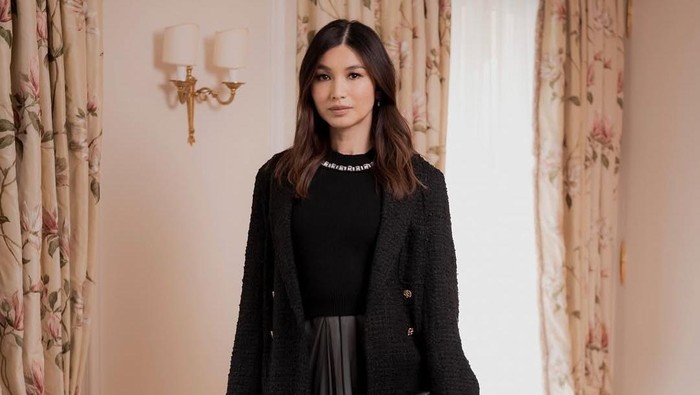 Get The Look: Rebellious Black! Contek Outfit Hitam Stylish dari Gemma Chan