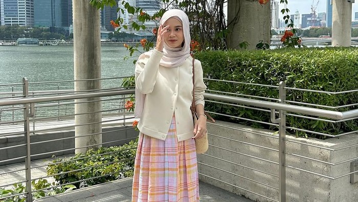Get The Look: OOTD Hijab Playful ala Yure Zalina, Gingham Skirt Curi Perhatian!