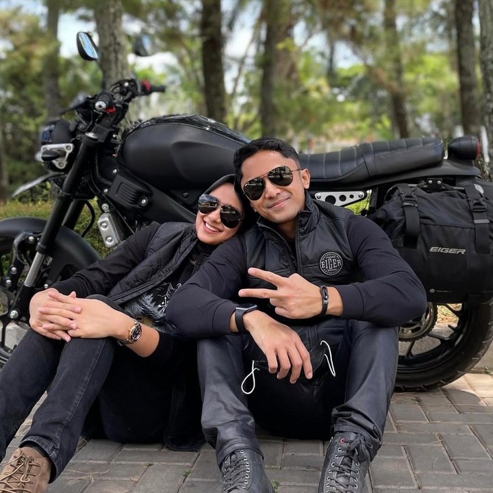 <p>Salah satu quality time Hengky dan Sonya adalah jalan-jalan dengan motor. Hengky ternyata cukup sering mengajak dan membonceng istrinya naik motor, Bunda. (Foto: Instagram @hengkykurniawan)</p>