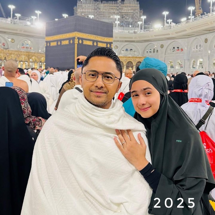 <p>Sebulan setelah liburan ke Korea Selatan, pasangan ini pergi ke Tanah Suci untuk menjalankan ibadah umrah bersama. Kali ini, Hengku dan Sonya hanya pergi berdua tanpa mengajak anak-anak mereka. (Foto: Instagram @hengkykurniawan)</p>