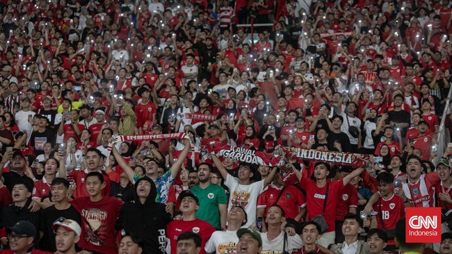30 Ribu Syal Timnas Indonesia Dibagikan Gratis di GBK Sebanyak 30 ribu syal Timnas Indonesia disebarkan pengelola GBK di lingkaran stadion menjelang laga melawan China, Kamis (5/6).