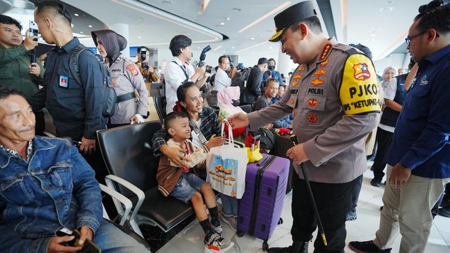 Kapolri Hadiri Bakti Kesehatan Polri dan Donor Darah KSPSI di Banten Kapolri Jenderal Listyo Sigit Prabowo menghadiri kegiatan Bakti Kesehatan (Baktikes) Polri dan donor Darah KSPSI AGN.