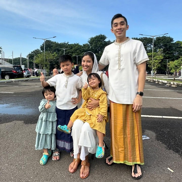 <p>Presenter ternama Zivanna Letisha Siregar menikah dengan Haries Argareza Harahap pada tahun 2016, Bunda. Dari pernikahan ini, keduanya pun dikaruniai tiga orang anak. (Foto: Instagram: @zivannaletisha)</p>