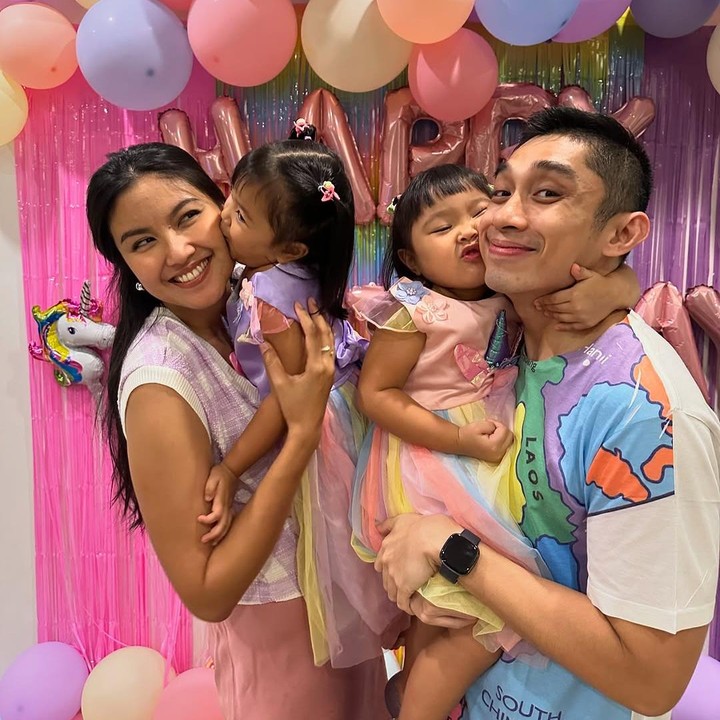 <p>Kimi dan Kana kini hampir genap berusia empat tahun. Zivanna pun kerap membagikan momen menggemaskan putri kembarnya ini melalui laman Instagram pribadinya. (Foto: Instagram: @zivannaletisha)</p>