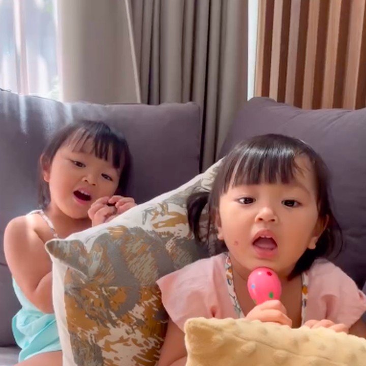 <p>"Dikasih pembatas kayak ikan cupang ternyata gagal juga. Belajar kontrol emosi memang susah sih, tapi Lumayan Kimi sudah bisa nahan dikit. Kita belajar setiap hari ya anak-anak baik, kalau enggak nanti Ibu dan Papa jantungan terus kalau gini," ungkap Zivanna seraya menyisipkan emotikon pelukan. (Foto: Instagram: @zivannaletisha)</p>