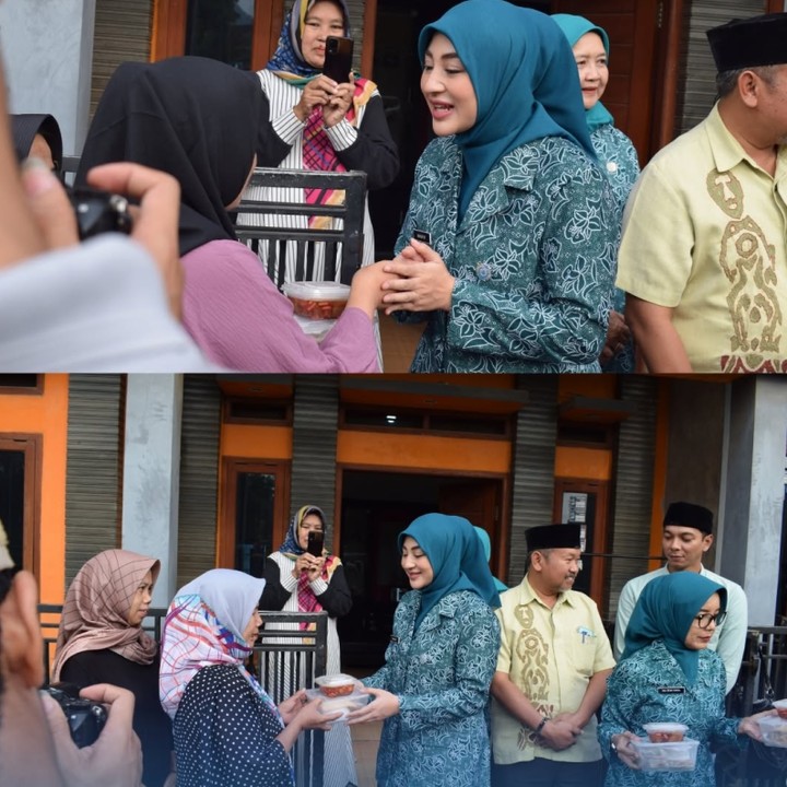 <p>Selama menjalani tugas ini, Margin banyak melakukan interaksi dengan warga. Ia juga ikut kegiatan bakti sosial dan barbagi takjil untuk warga di sana, Bunda. (Foto: Instagram @margaasih_serasi)</p>