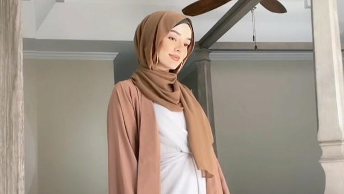 Get the Look: OOTD Santai tapi Elegan Pakai Abaya ala Maryam Amaria