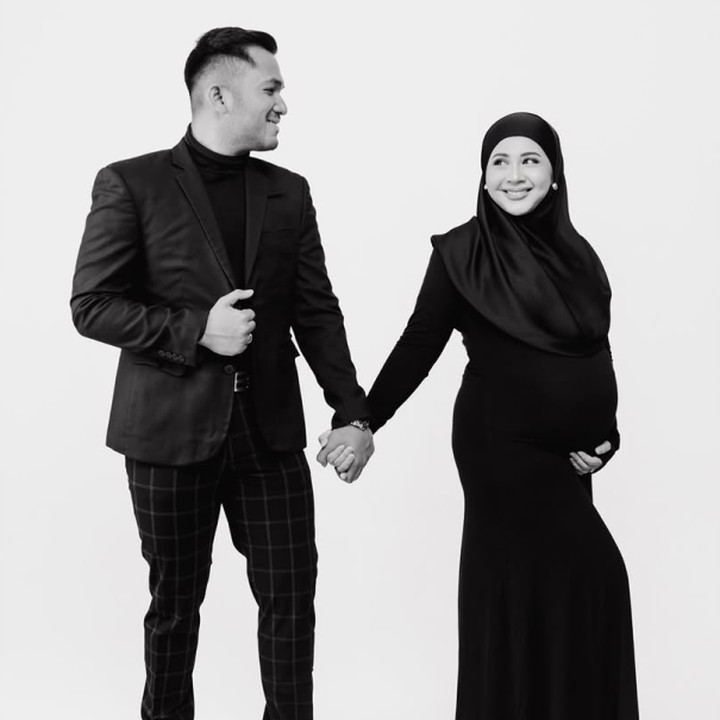 <p>Aktris Kesha Ratuliu baru-baru ini membagikan potret <em>maternity shoot</em> kehamilan ketiganya ke publik. Kesha dan suami Adhi Permana tampil elegan di <em>maternity shoot</em> kali ini. Keduanya kompak mengenakan pakaian berwarna gelap. Hasil foto <em>Maternity shoot</em> Kesha ini mengusung konsep hitam putih. (Foto: Instagram @kesharatuliu05)</p>