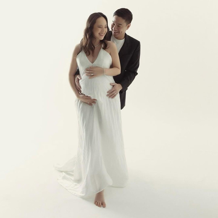 <p>Aktris Pamela Bowie memilih <em>maternity shoot</em> simple bersama suaminya, Armand Gunawan, saat hamil anak pertama. Perempuan 31 tahun ini terlihat cantik mengenakan gaun putih yang memamerkan <em>baby bump</em> kehamilannya. Sedangkan, suaminya memakai kaos putih yang ditutupi jas hitam. (Foto: Instagram @pammybowie)</p>