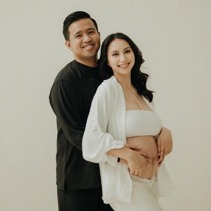 <p>Pasangan artis Clairine Clay dan Joshua Suherman mengabadikan kehamilan pertama melalui <em>maternity shoot</em> yang simple. Pasangan ini hanya mengambil gambar di studio foto tanpa dekorasi apa pun. Dalam<em> maternity shoot</em> ini, Joshua menganakan pakaian serba hitam, sementara istrinya Clay memakai baju bernuansa warna putih. Di foto ini, Clay menonjolkan<em> baby bump</em> kehamilannya yang sudah besar. (Foto: Instagram @clairineclay)</p>