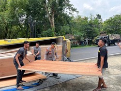Sat Set Kapolres Wonogiri Bantu Evakuasi Truk Terguling di Jatisrono