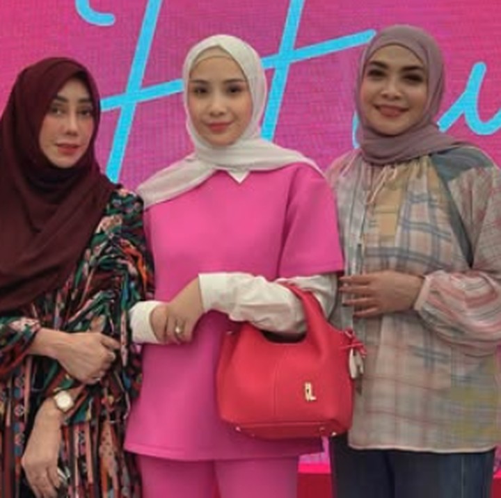 <p>Nagita Slavina dikenal sebagai menantu yang dekat dengan mertuanya, Amy Qanita. Istri Raffi Ahmad ini bahkan menjadikan Mama Amy sebagai tempat curhat. (Foto: Instagram @amy_r_qanita)</p>
