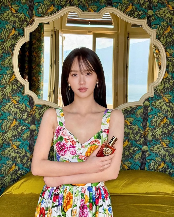 Noblesse Korea menyatakan Kim So Hyun seolah membawa penggemar ke dunia mimpi yang terdapat rumah mewah dengan pemandangan indah layaknya di Milan dalam konsep pengambilan gambar bersama Dolce & Gabbana./ Foto: instagram.com/wow_kimsohyun