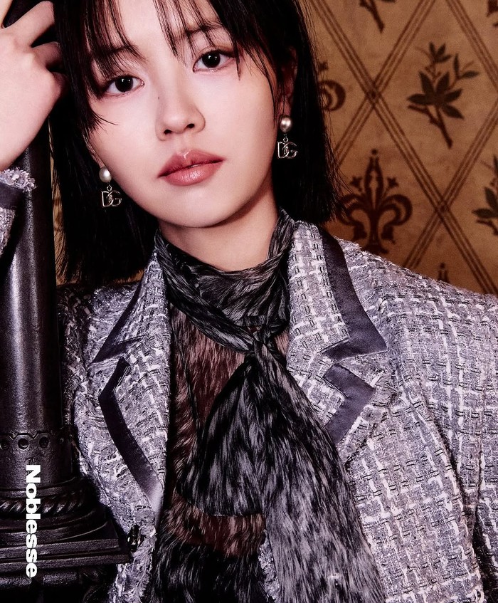 Penampilan Kim So Hyun dalam pemotretan bersama Noblesse Korea berhasil memukau publik karena visual manisnya ternyata melebur indah dengan gaya klasik ala old money yang khas dari brand asal Italia tersebut./ Foto: wow_kimsohyun