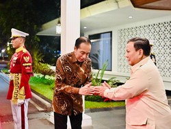 Prabowo Kirim Karangan Bunga Ucapan Selamat Ultah ke Jokowi