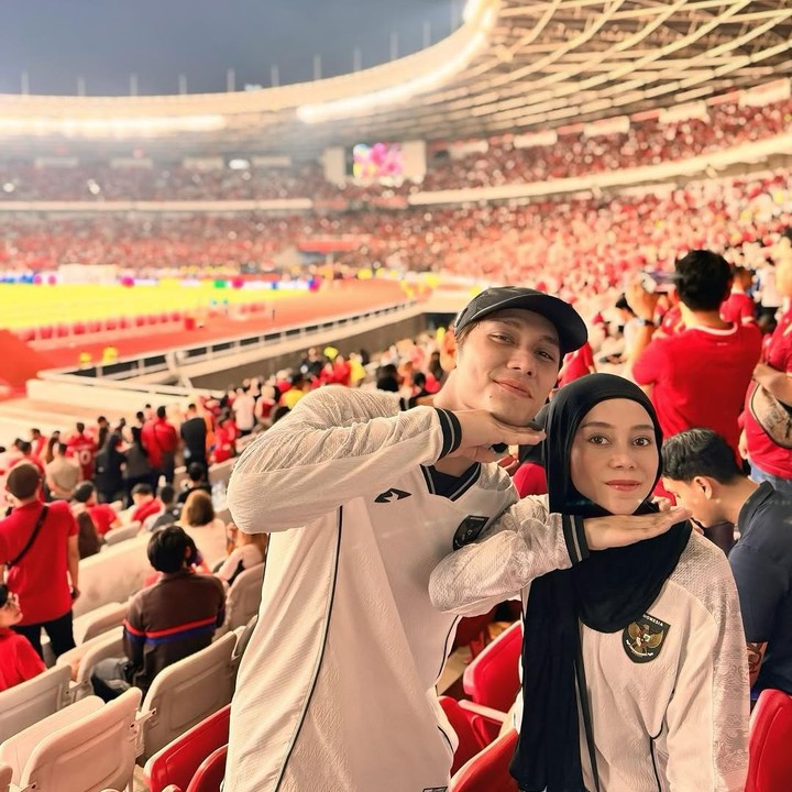 <p>Lesti Kejora dan sang suami, Rizky Billar, juga kompak mengenakan baju yang sama saat menonton Timnas Indonesia di GBK. “Alhamdulillah, asa itu masih terjaga. Tetap tegakkan kepala untuk Garuda yang siap terbang tinggi meng-angkasa,” tulis Billar, dikutip dari laman <em>Instagram@rizkybillar.</em> (Foto: Instagram@rizkybillar)</p>