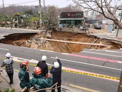 Sinkhole di Korsel Telan Korban, Pemotor Tewas Tertelan Lubang Raksasa