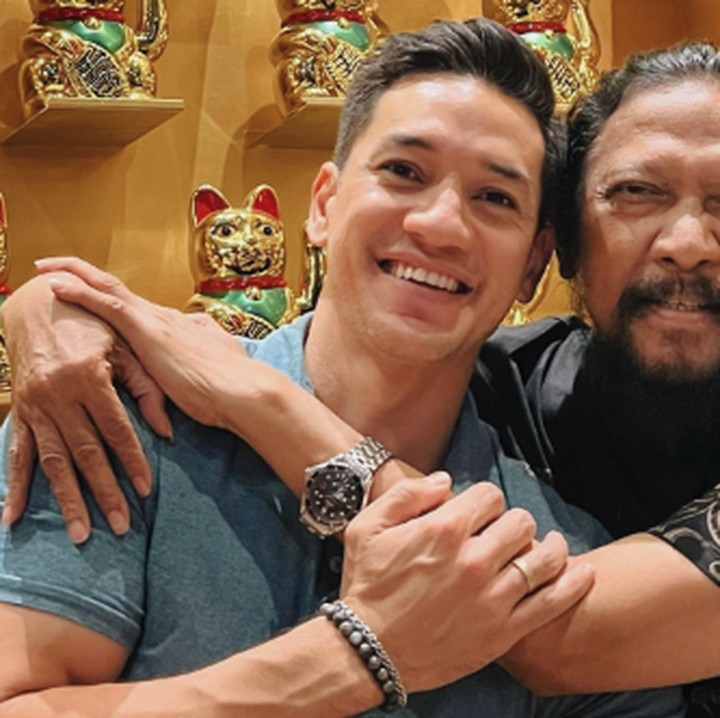 <p>Suami Nana Mirdad, Andrew White, ternyata sudah dekat dengan ibu mertuanya, Lydia Kandou, sebelum menikah. Andrew juga memiliki hubungan dekat dengan ayah mertuanya, Jamal Mirdad. (Foto: Instagram @andrew.white._)</p>