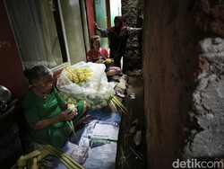 Menengok Kesibukan di Kampung Ketupat Bandung Jelang Lebaran 2025