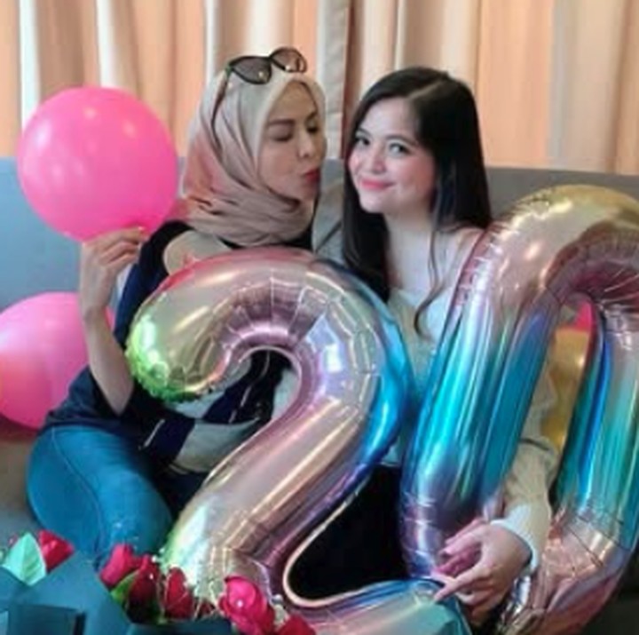 <p>Tasya Kamila termasuk artis yang dekat dengan ibu mertuanya, Rahmah Bakar. Ibunda Randi Bachtiar itu juga kerap membagikan foto-foto Tasya dan cucunya. (Foto: Instagram @ramabakar)</p>