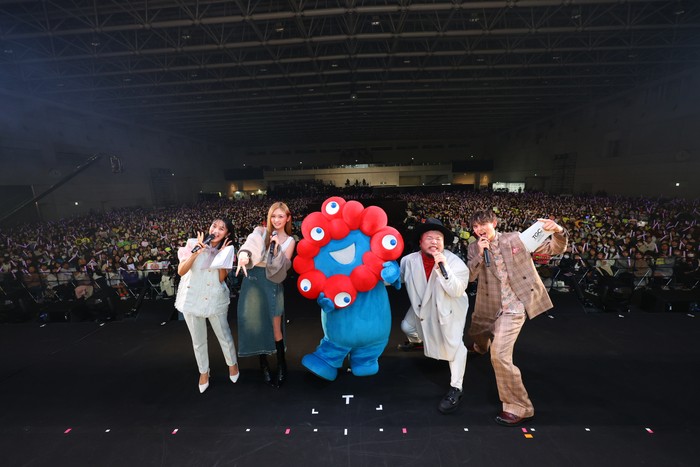 Keseruan juga berlangsung meriah di atas panggung lho! Pertunjukan demi pertunjukan mengisi stage area, mulai dari peragaan busana, demo kosmetik, EXPO 2025 Special Stage, sampai live performance/ Foto: Dok. TGC SHIZUOKA 2025 for SDGs by TOKYO GIRLS COLLECTION