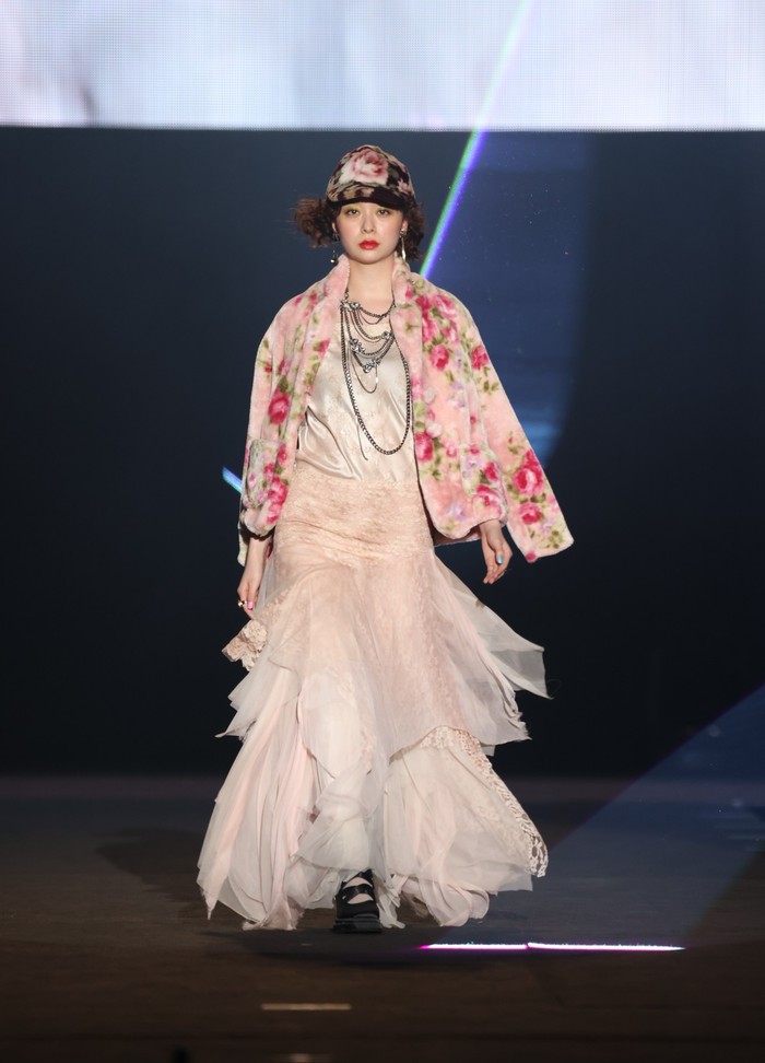 Setiap brand mempresentasikan kreasi yang berbeda dan kaya. Nggak selalu berupa streetwear, tapi ada juga busana bernuansa avant-garde, outfit kontemporer dengan detail mengakar dari kultur Jepang, busana formal dengan edge untuk sehari-hari, sampai outfit sporty tapi quirky/ Foto: Dok. TGC SHIZUOKA 2025 for SDGs by TOKYO GIRLS COLLECTION