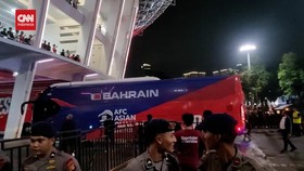 VIDEO: Dikawal Rantis, Bus Timnas Bahrain Disoraki Fans Indonesia