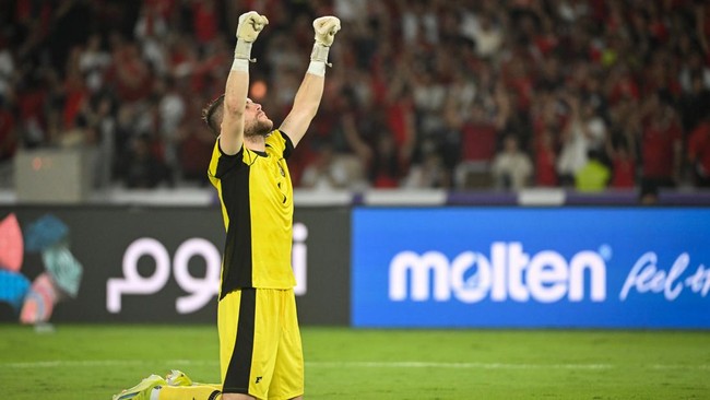 Kiper Timnas Indonesia Maarten Paes mengaku merinding mengetahui arti lirik lagu 'Rumah Kita' yang dibawakan Godbless saat melawan China, Kamis (5/6).