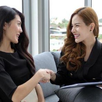 Ide Topik Obrolan Anti Canggung saat Kenalan dengan Orang Baru, Siap-siap Akrab!